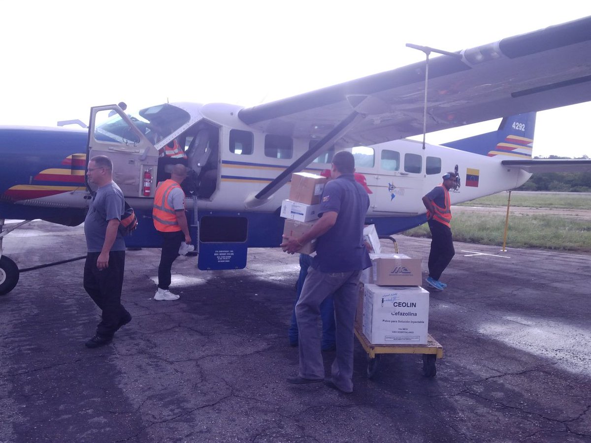 DionyereuPDVSA's tweet photo. Traslado de Medicamentos a la Comunidad ParimaB Mpio.de dificil acceso con apoyo de la FANB Grupo9 @HectoRodriguez https://t.co/9AppfFZ93S