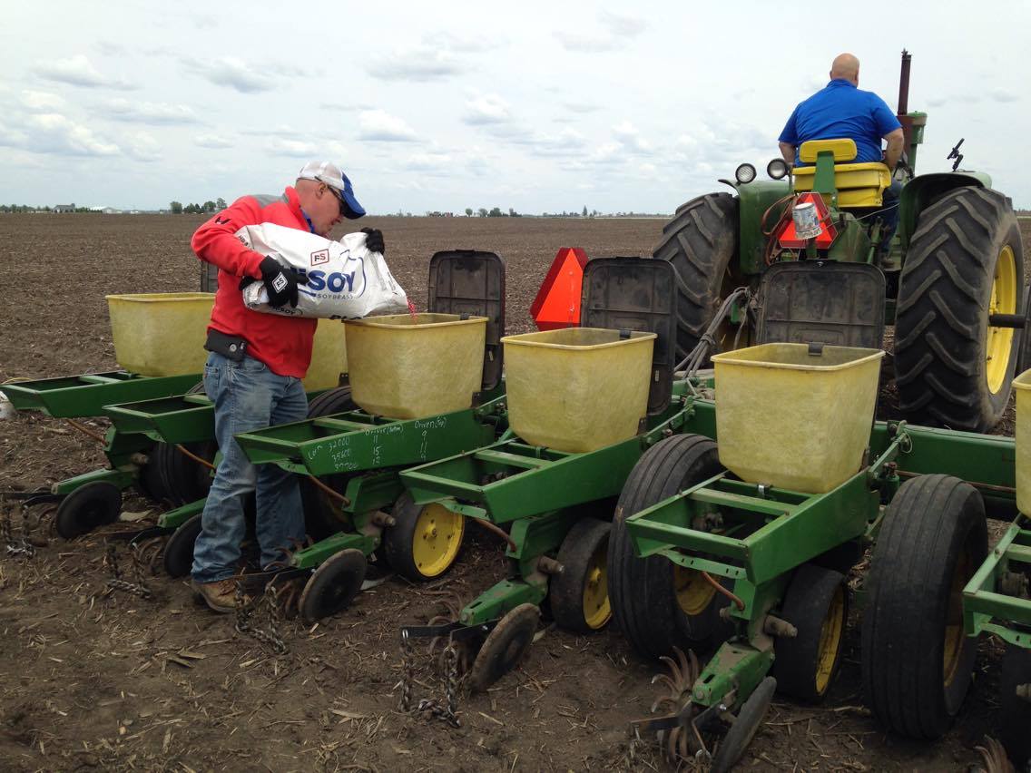 GSFSReynolds's tweet photo. #HiSoy Plots going in the ground! @JFranksGMK @bsunk1  @gsfsprecision @FSServices #FS https://t.co/frBZf2KT5y