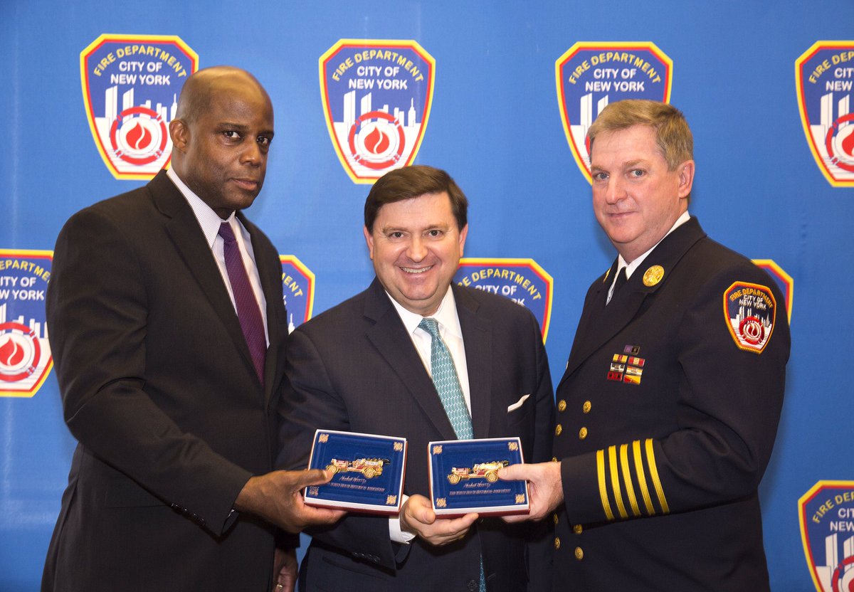 WHhistoryPres's tweet image. Honored to present 2016 WH Christmas Ornament to @FDNY Chief James Leonard and Dep Commissioner Robert Turner.