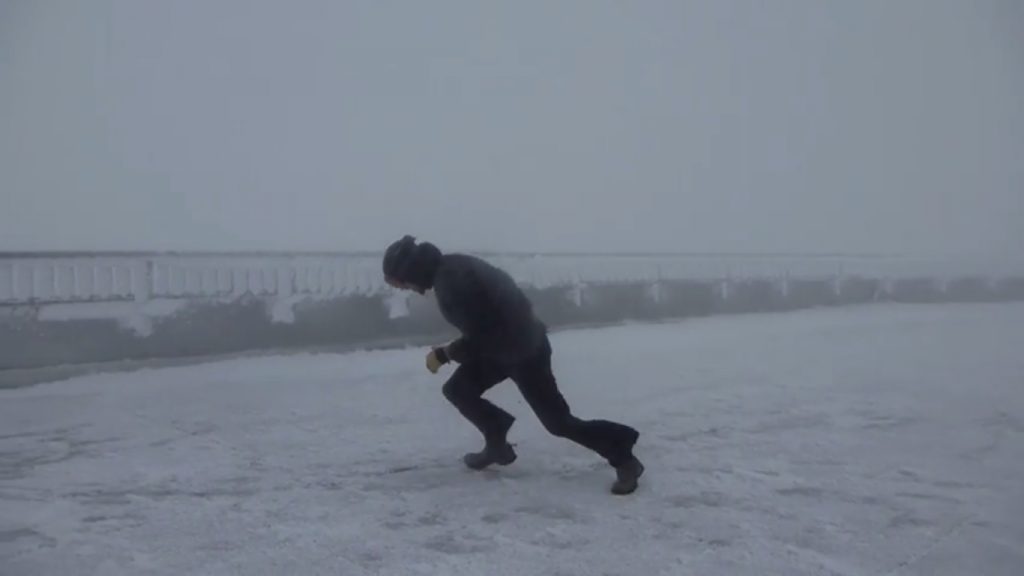 человек идет против ветра. человек идущий наперекор. одиночество души. рисунок несоответствие про ветер. образ ветра.