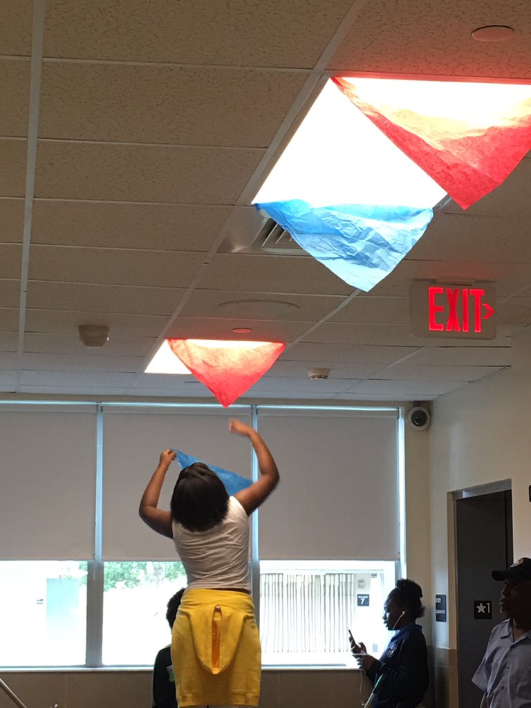 Decorating the halls for Haitian Flag Day. Let the festivities begin 🇭🇹 <a href="/northdadems/">North Dade Middle</a>