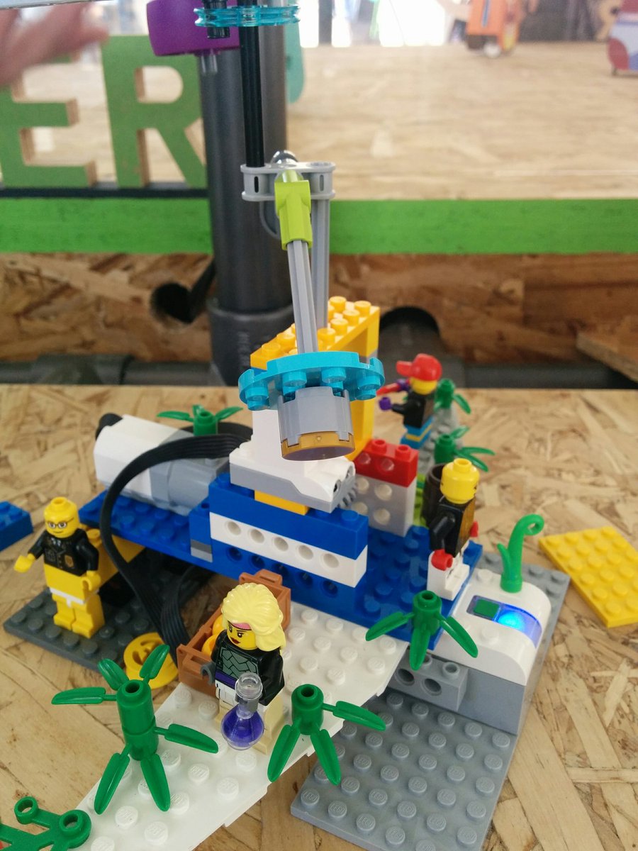 kriepy's tweet photo. Connected Lego with Scratch. We need that @q42 #io16 #Scratch #LEGO https://t.co/Gp1Oi4isJb