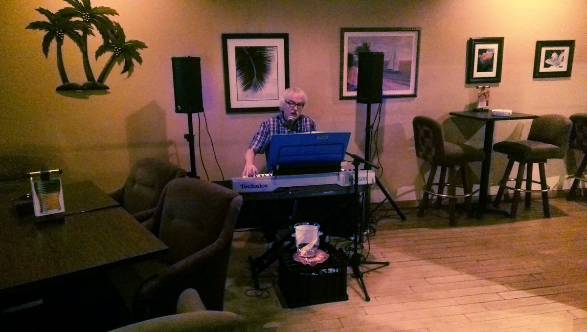 Ashley_MA12's tweet photo. John Evans on the keyboard @ 8! 

#livemusic #localmusic #islandgirlneptune #cigarbar #supportLocalMusic https://t.co/32ZN1MZr5v