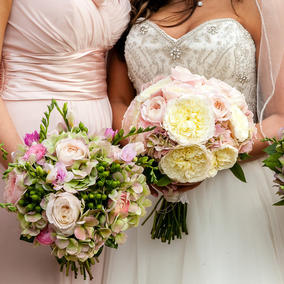 These gorgeous #rose and #hydrangea #bouquets were stunning! w/ @fetenashville <a href="/BelleMeadePlant/">BelleMeadePlantation</a>