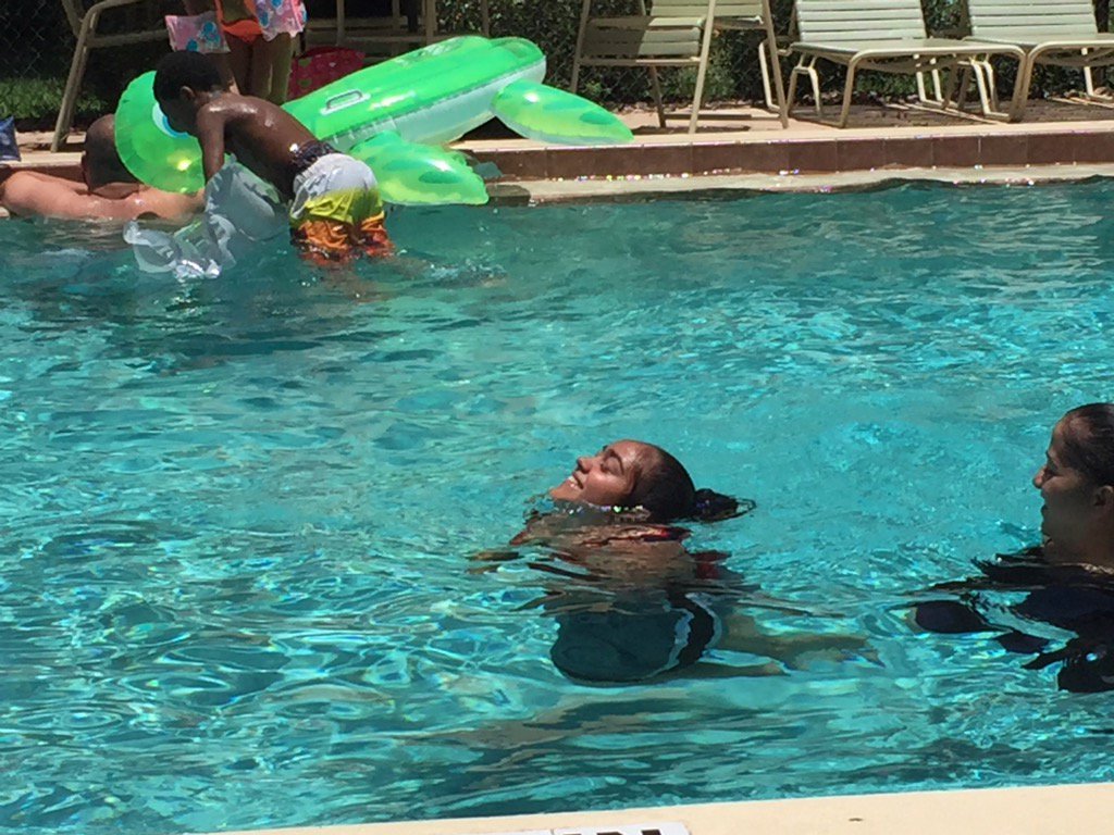 davidqramos's tweet photo. me myself &amp; i - my 2 nieces, angie's drowning 😂 at #winterspring #florida https://t.co/8a0ce3Ylr3