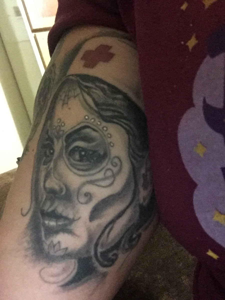 OmCdBeE's tweet photo. @xAnarchyxSaintx she's related to this one https://t.co/X8RYs3lSJZ