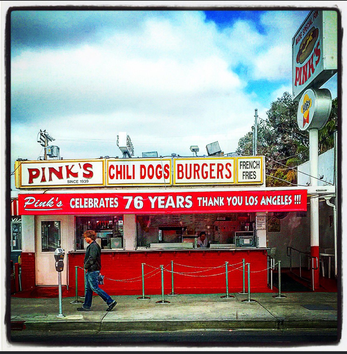 tompauldavis's tweet photo. Pinks Hot Dogs 76 years #pinkshotdogs @pinkshotdogs https://t.co/YAYDMWnpup