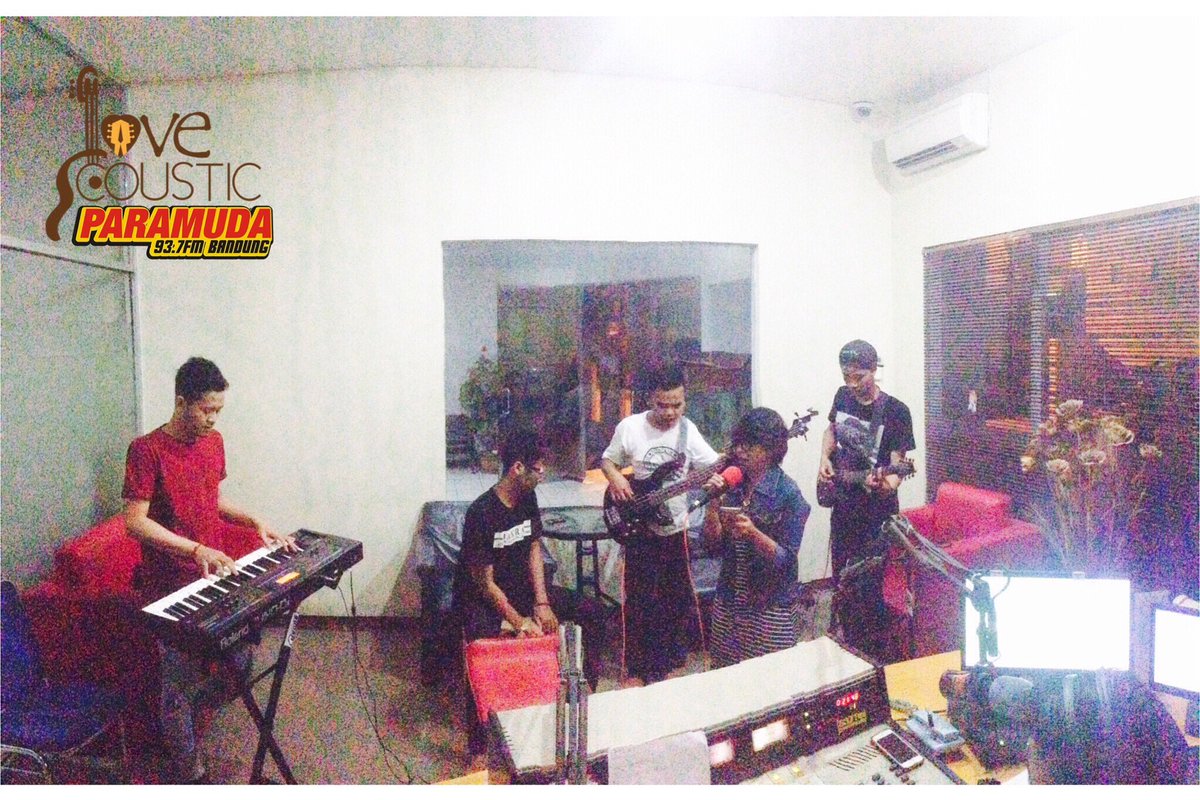 ParamudaRadio's tweet photo. Masih barengan @Hyone_ID nih paramuda w/ Announcer @KEVINTYOPB &amp;@GEGEREXA sampe jam 12 nanti :D

#LOVECOUSTIC https://t.co/uSWJDCZhiZ