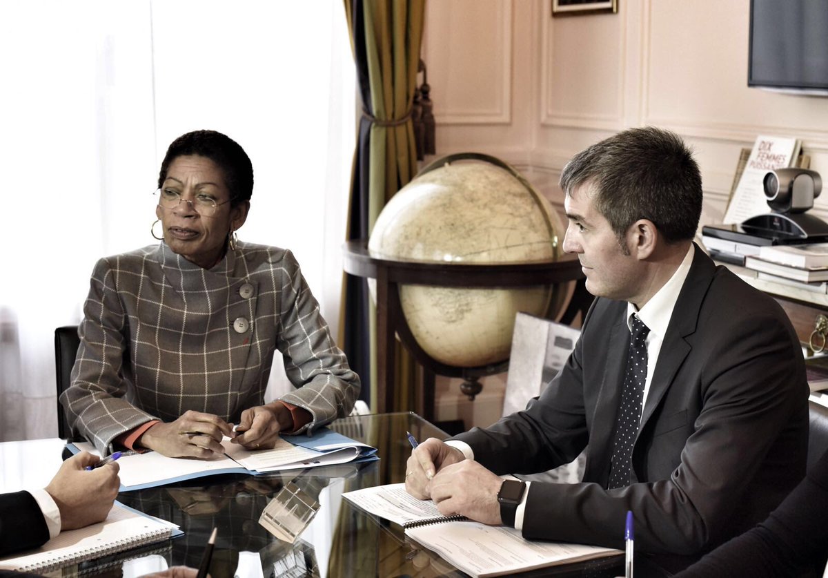 FClavijoBatlle's tweet image. Compartimos los mismos criterios que Francia en la defensa de las RUP y la protección del plátano. @Pau_Langevin