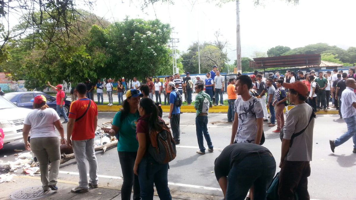 RBADUEL's tweet photo. #UltimaHora UCV en Maracay, la policía y la GN la Violó la autonomía y entró disparando adentro de la Universidad. https://t.co/89qR0isJTx