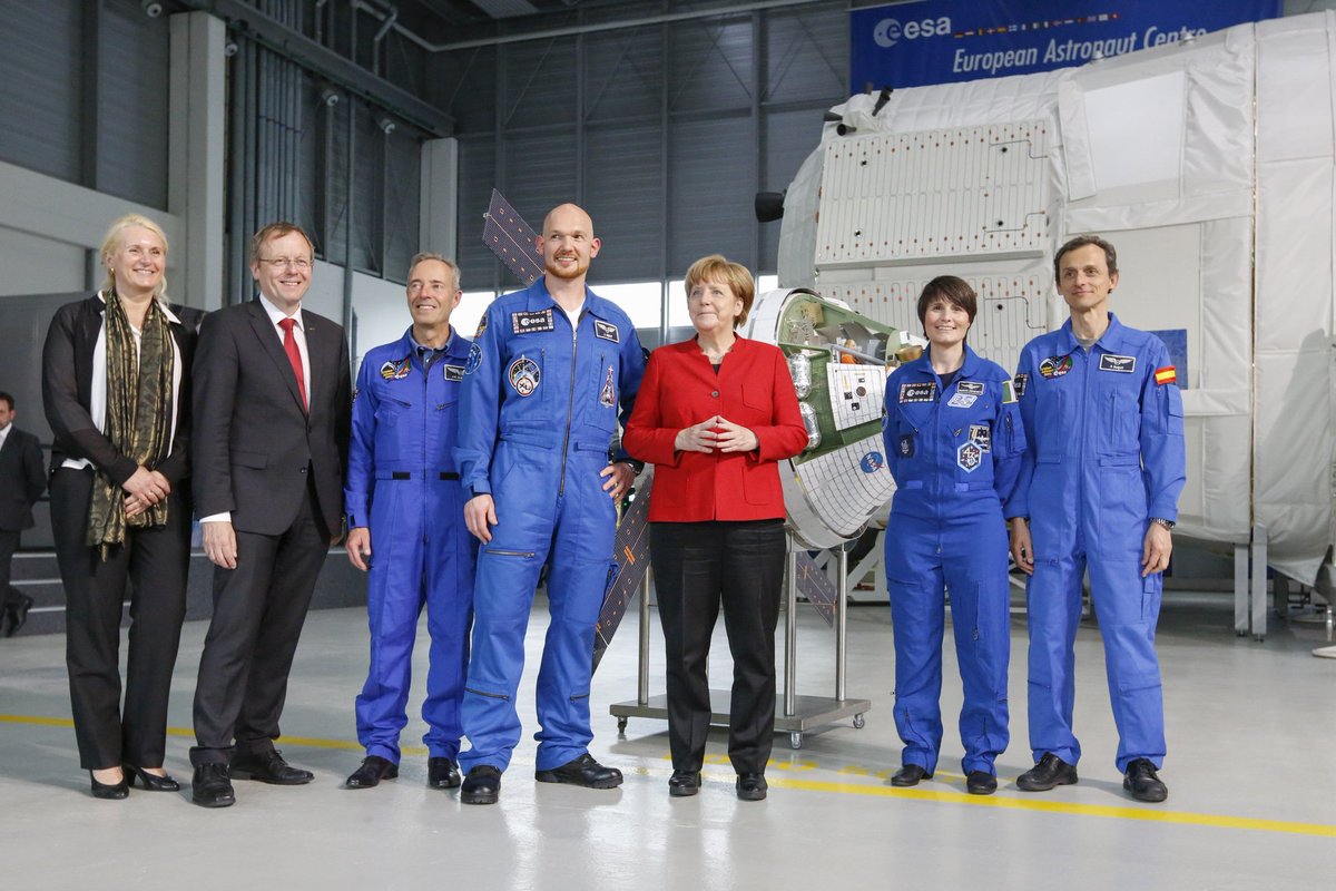 ESA_de's tweet photo. @Astro_Alex wird 2018 #ISS-Kommandant - Glückwünsche von #Merkel beim Besuch im #EAC 
https://t.co/vpgR97msjE https://t.co/87Jizd0yEH