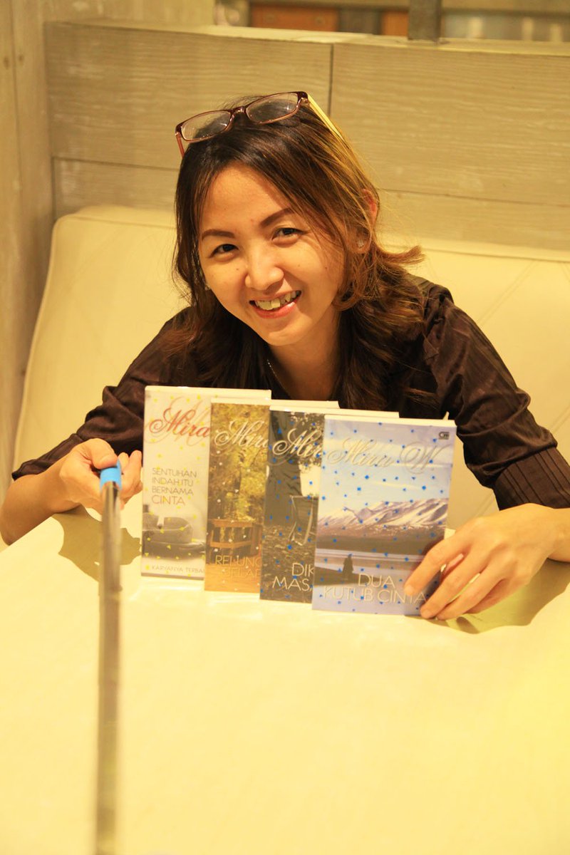 meylie_sinta's tweet photo. @PaninBank Karangannya menggambarkan kisah romantisme yang indah dan selalu dengan alur yang berbeda #akudanbuku https://t.co/Dda2gkXUlP