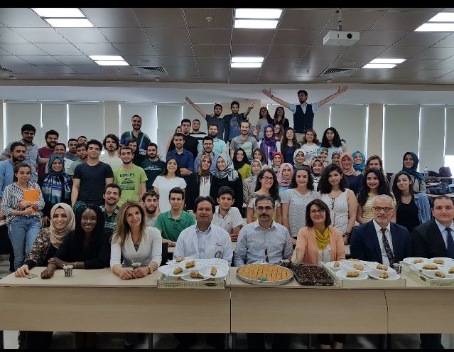 Tıp öğrencilerimiz 2.sınıfı bitirince tabiki bu baklava ile kutlanır😀👏🏻👏🏻