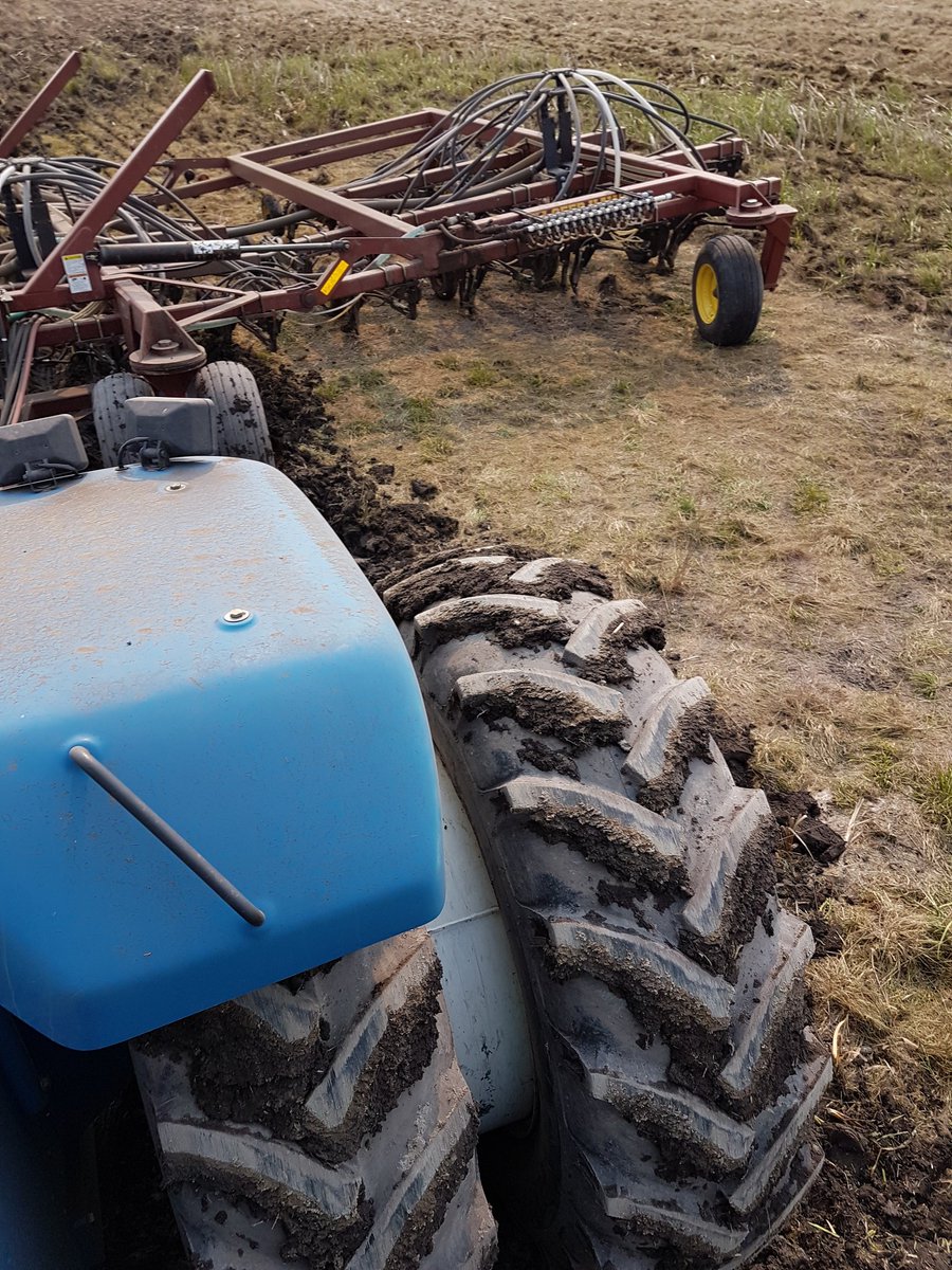 farmercurtis1's tweet photo. I guess I can't seed all the pot holes. At least not loaded. Dam it#viewfrommydesk #grainfarmerproblems #plant16 https://t.co/ureMx3eDDv
