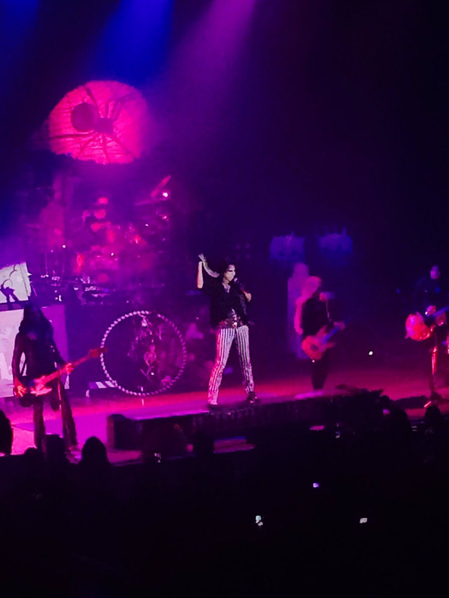 Incredible show last night from @RealAliceCooper at <a href="/PackardMusic/">Packard Music Hall</a>. Thanks for coming to Warren! #werockohio