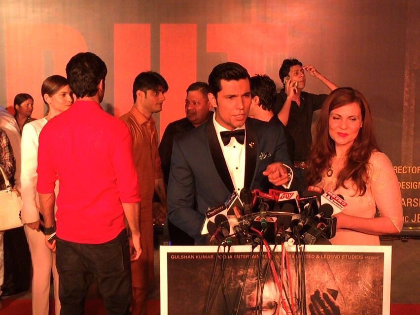 SarbjitMovie's tweet photo. #SelflessSibling at the #SarbjitPremiere! @RandeepHooda with his strength, his sister Anjali Hooda. ๐ฌโค๏ธ https://t.co/Yc8O2EYDO6