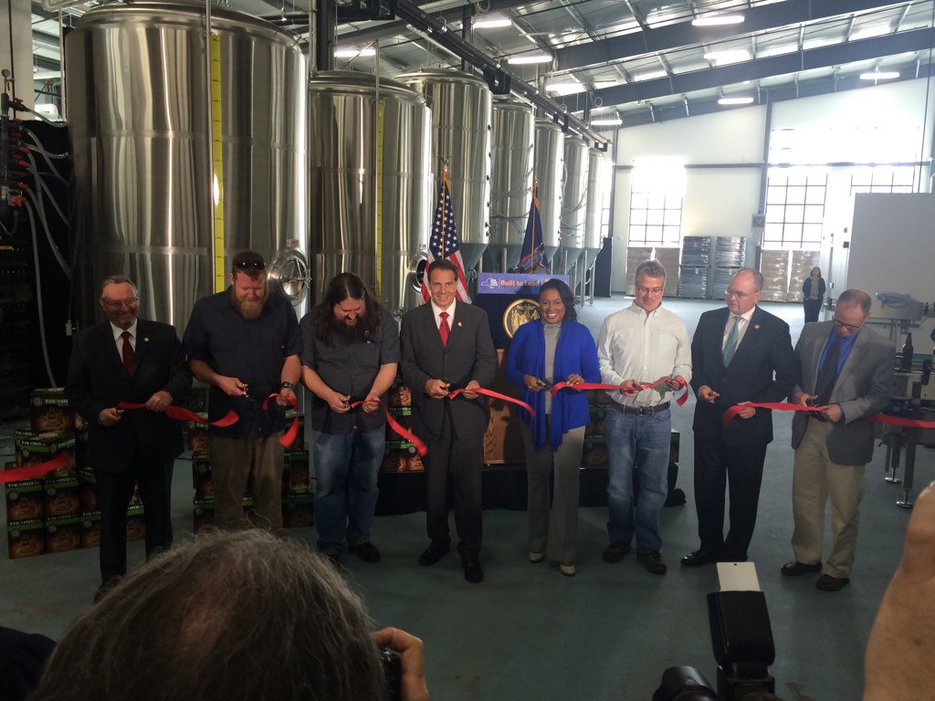 CityRochesterNY's tweet photo. Mayor Warren and Governor Cuomo  welcomed Three Heads Brewing to the Neighborhood of the Arts. #shoptheroc https://t.co/j1RAsTBJFF