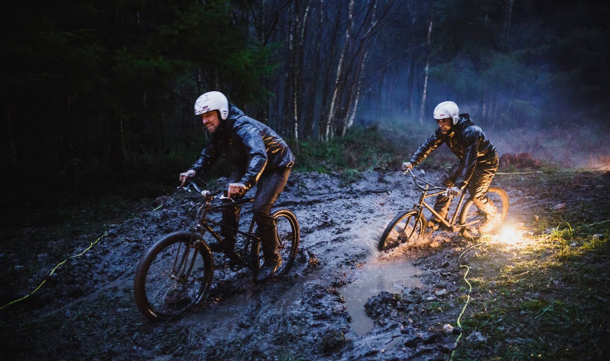 fieldmag's tweet photo. Nearly 2 dozen bike builders go head-to-head in the renegade #HackBikeDerby race https://t.co/bqbUcBFmoi https://t.co/ZwJYjvHeDO