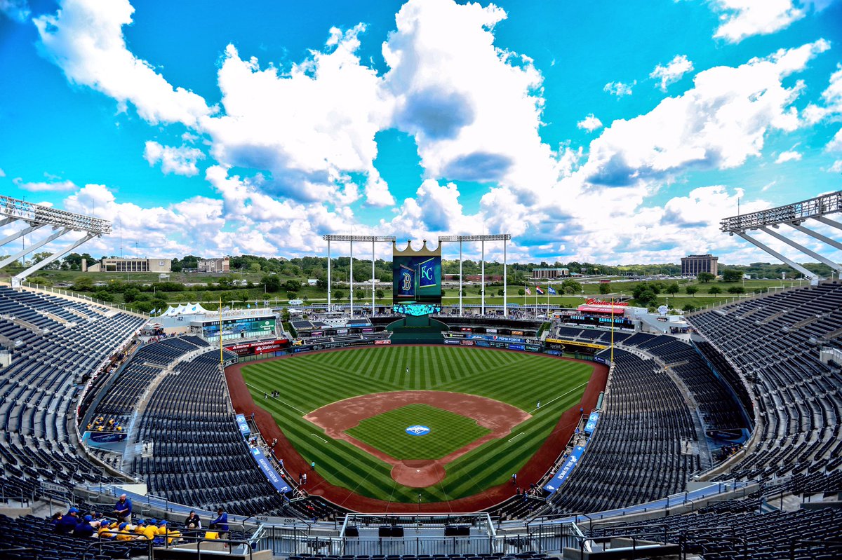 Royals's tweet photo. It's a perfect day to play ✌️. #ForeverRoyal https://t.co/kD01M9lAmD