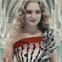 AliceKingslxigh's tweet photo. "This dress needs more white and less Red..." https://t.co/js67tuX1aS