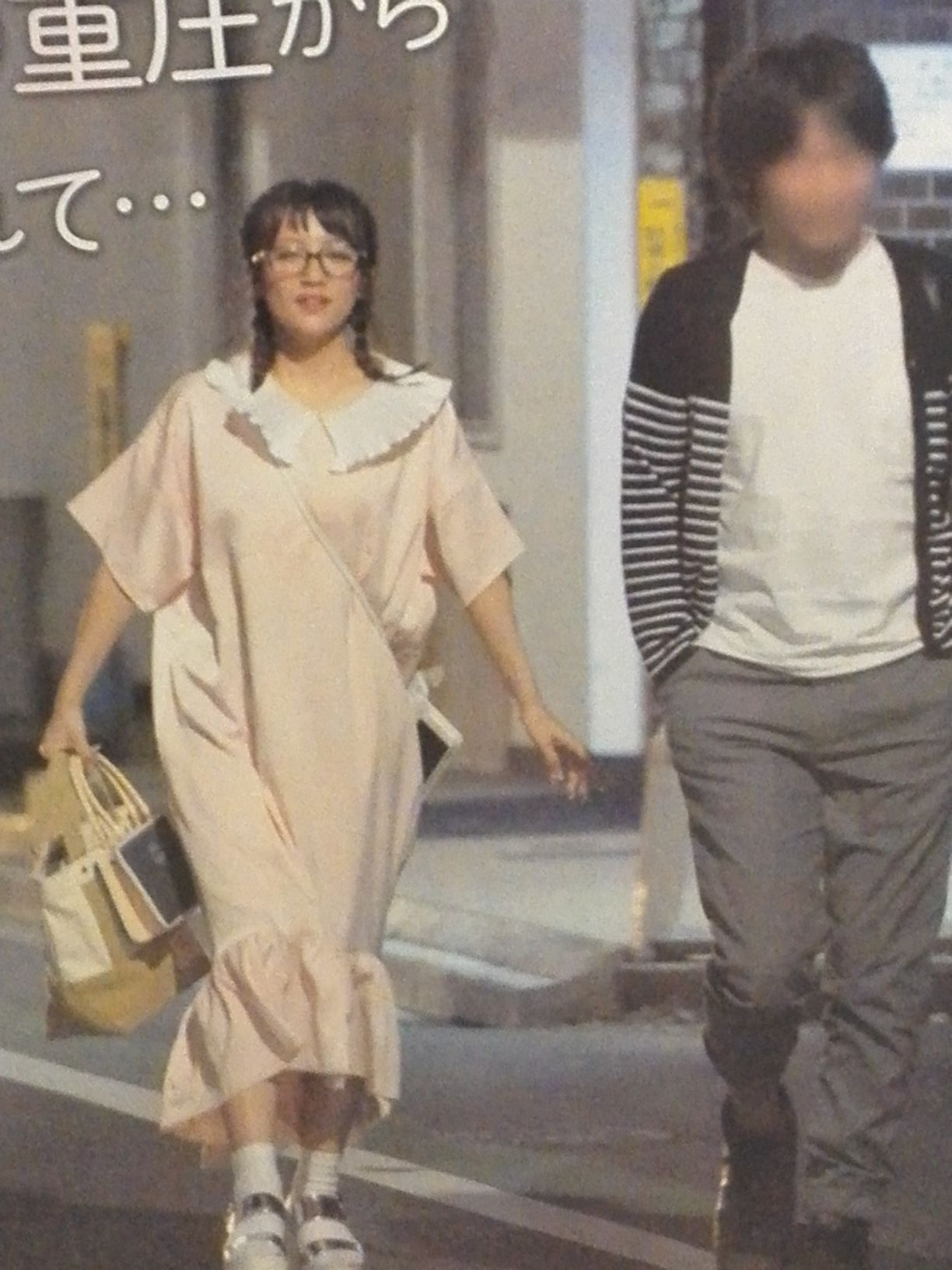クロスケ 女性セブン画像 高橋みなみと15才年上it企業会社員とデート 三つ編みのヘアスタイルにフリルいっぱいのピンクのロングワンピ 足元は厚底サンダルにトレンドのソックス 甘々コーデ T Co Xtot2iuibt Twitter