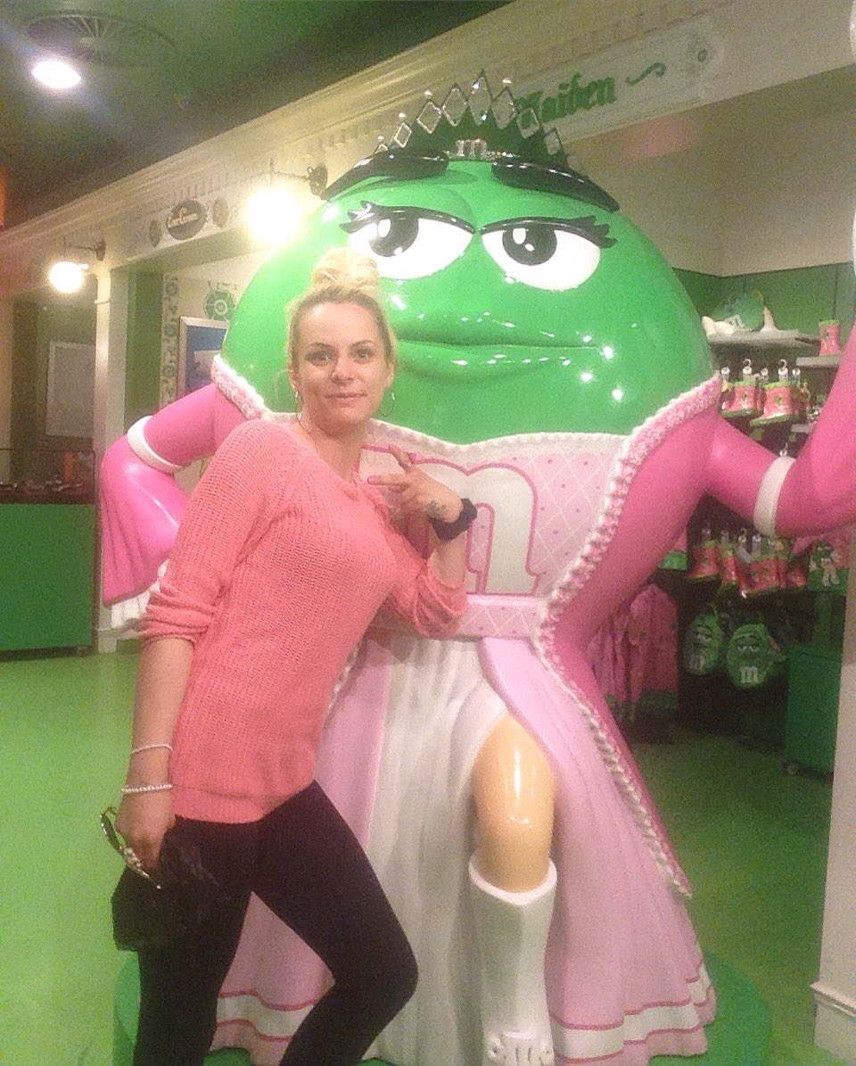 tashaarmbruster's tweet photo. Out and about in London https://t.co/jtZ6IIgSo1