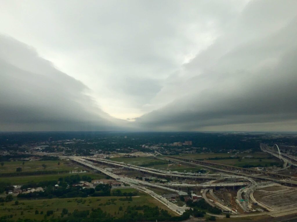 BrianJamesWx's tweet image. Nice #GravityWave rolled across N TX earlier. I got a pic of it from the ground &amp;amp; @AmesChopper5 from the sky! #dfwwx