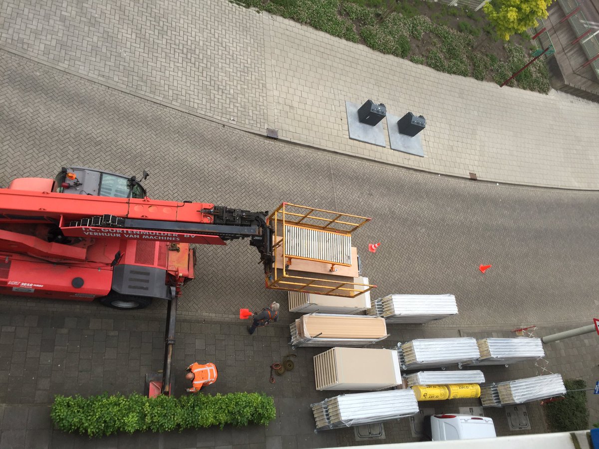 Hopmangroep's tweet photo. Vandaag gestart met de #transformatie #kantoor, in #Nieuwegein, naar woningen mbv @janpaneel binnenwandsysteem. https://t.co/k6d4nN6DUG