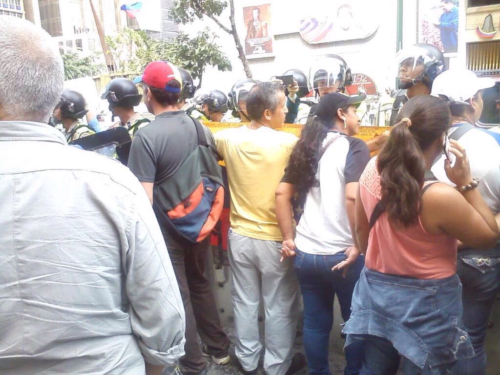elbagarciam's tweet photo. Asi estuvo cerca del mediodía la marcha el dia de hoy https://t.co/KzcCjr1wja