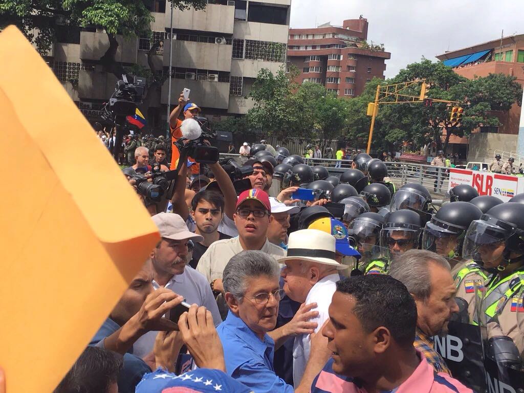 elbagarciam's tweet photo. Asi estuvo cerca del mediodía la marcha el dia de hoy https://t.co/KzcCjr1wja