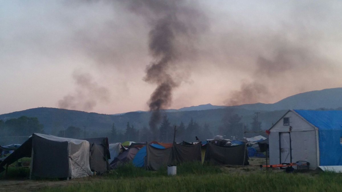 lapepitadsandia's tweet photo. Humo de tiendas quemándose en #Idomeni en carga policial. Ayúdanos a difundir esta barbarie https://t.co/cC9PKJUQ4h