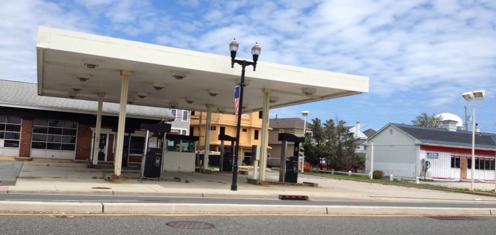 ACPress_Nevitt's tweet photo. Abandoned #OC gas stations on 9th St to undergo transformations. #acpress https://t.co/xoo3GF87RV