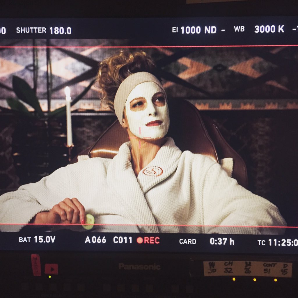 Alexia_Barlier's tweet photo. Done filming for today! #tournage #tv #france2 #actrice #beautymask #filming #fiftiesstyle #posh https://t.co/QTCgdYlgKo