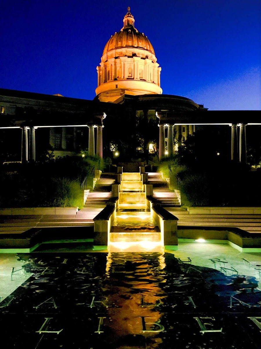 MSG_Connery's tweet image. One of my favorite pics of #MoCapitol,  photo credit: @MEMPHISGRIZZY 

@DowntownJCMO @CarrieTergin @JeffCityPolice