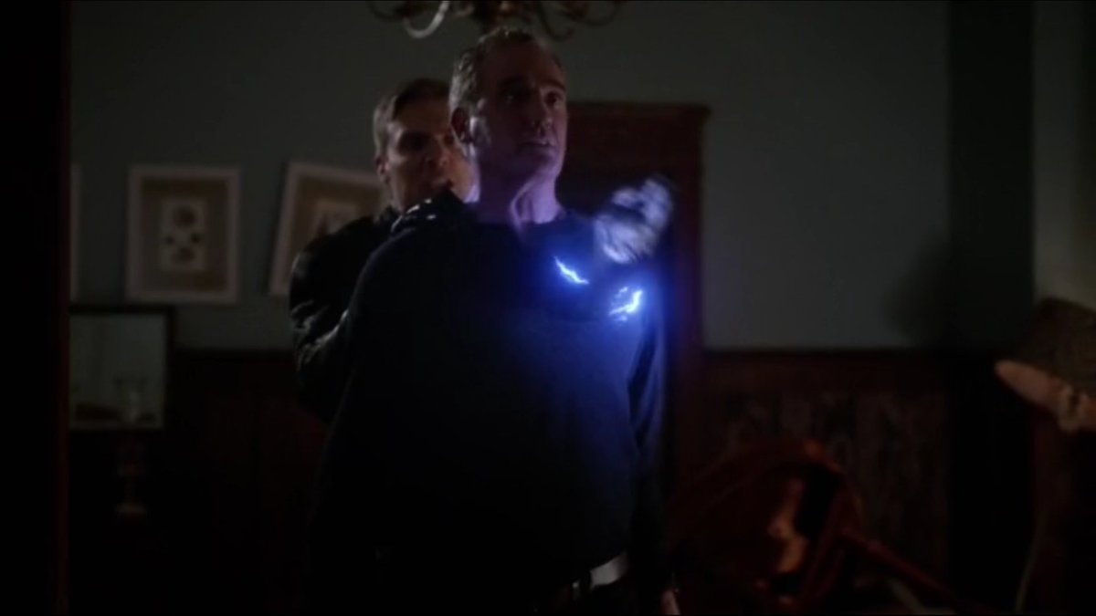 DamianRubio5's tweet photo. @CW_TheFlash This is the saddest moment in television history 😭😭 #RIPHenryAllen https://t.co/JS2oqegz01