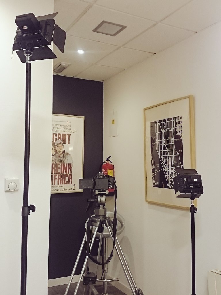 californiadrmsr's tweet photo. Preparación del set para entrevistar #InmaIsla en @Esc_L_Ezquerra 
#Lasvocesdeldoblaje @Edu_Alcaraz @DBKestudio https://t.co/G7DThNd356