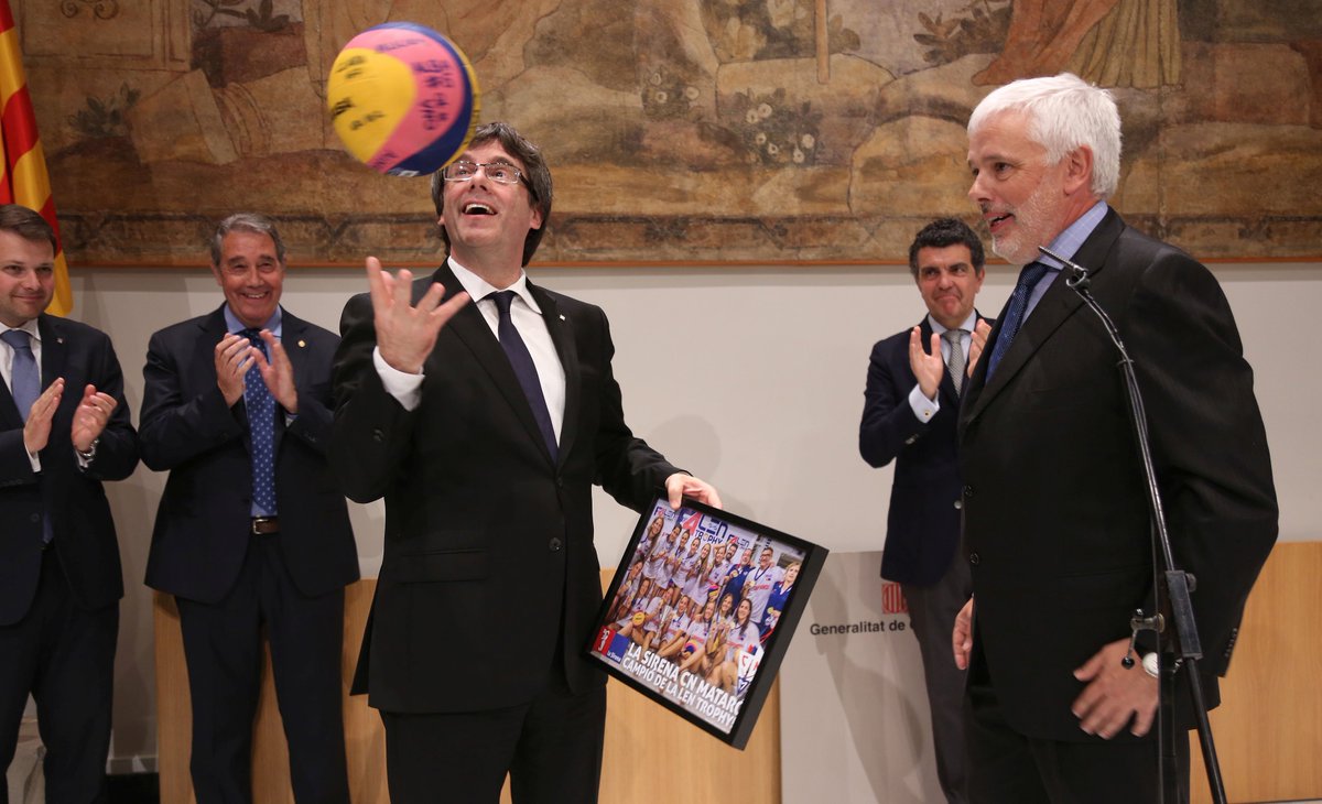 El #president <a href="/KRLS/">krls.eth / Carles Puigdemont</a> ha rebut els equips de waterpolo femení del <a href="/CNS_oficial/">Conversas no Sótão</a> i <a href="/cnmataro/">Centre Natació Mataró</a> pels seus èxits europeus