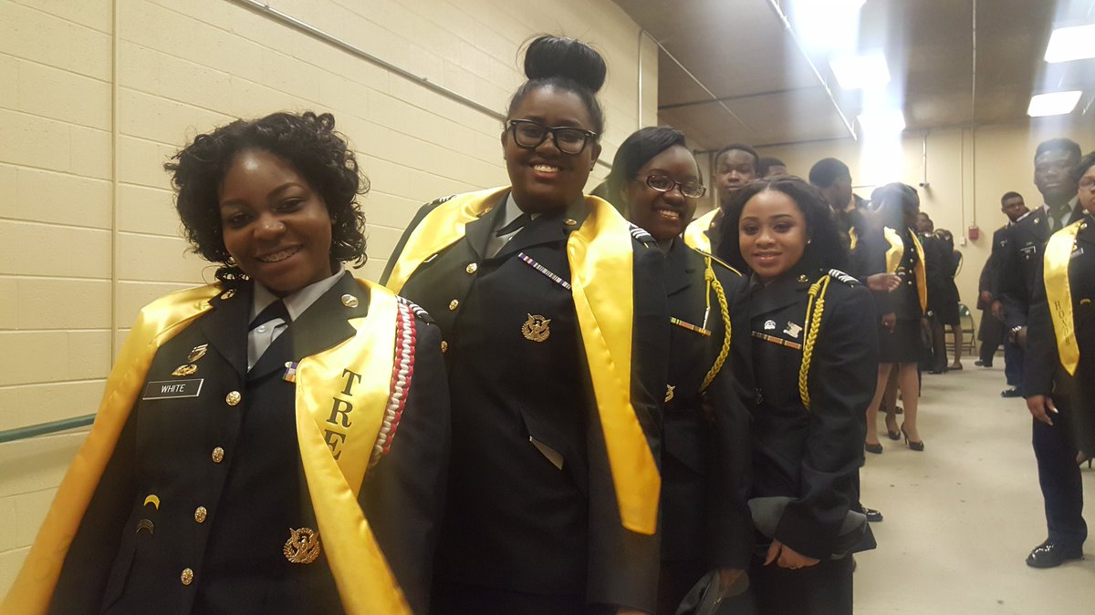 PrincipalLaney's tweet photo. #ForeverForestville #ForestvilleGraduation2k16 https://t.co/oT1crviR10