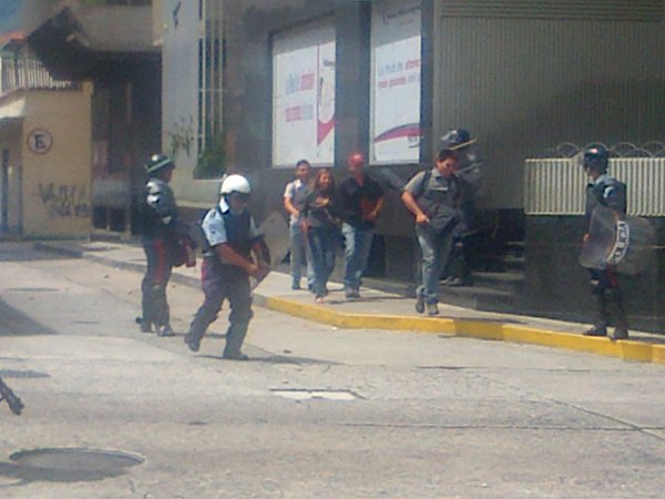 leoperiodista's tweet photo. Colectivos armados arremetieron contra universitarios y quemaron dos vehículos de la ULA https://t.co/eAY44aPLBO https://t.co/TTQMPPC1Hq