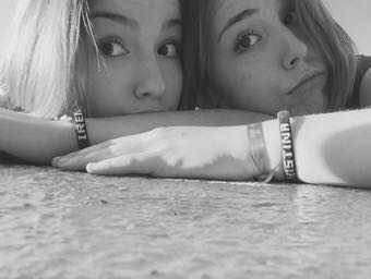 Irennegtl's tweet photo. @Criistinapr tioo t matooo; eres el regalo que la vida pone al lado 👭❤👑🎁 #toelrato #equipofa #bff #cristifresipogba https://t.co/v94eUr7uAx