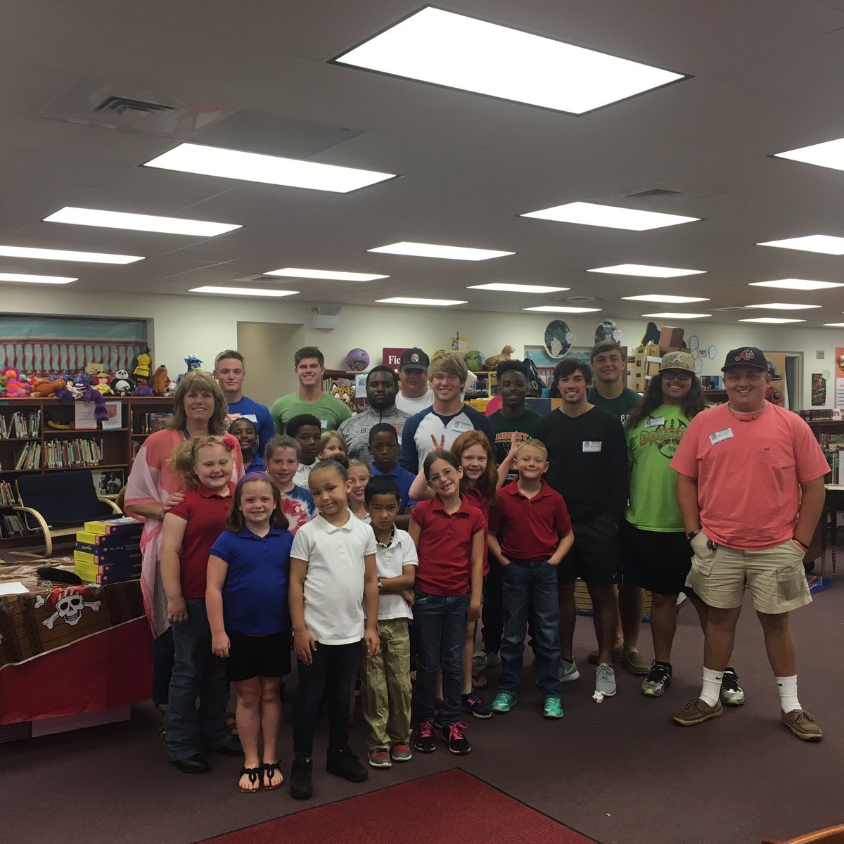 Kimnix88's tweet photo. Thanks @Dolphindart959 for allowing some f'ball players to come mentor my students! Fun Day! @MCherryStreet https://t.co/bAvQMGAvHV