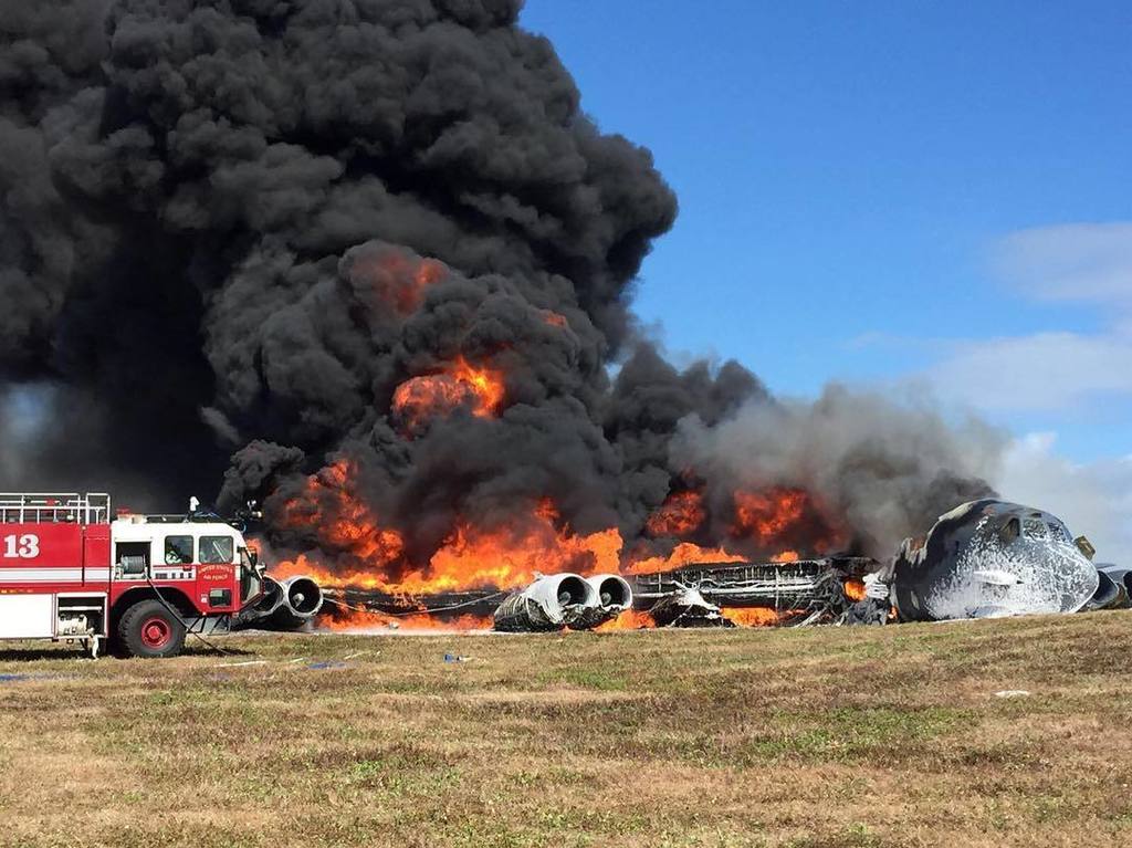  Američki bombarder B-52 srušio se u Guamu  Cix6Z68XAAAzl12