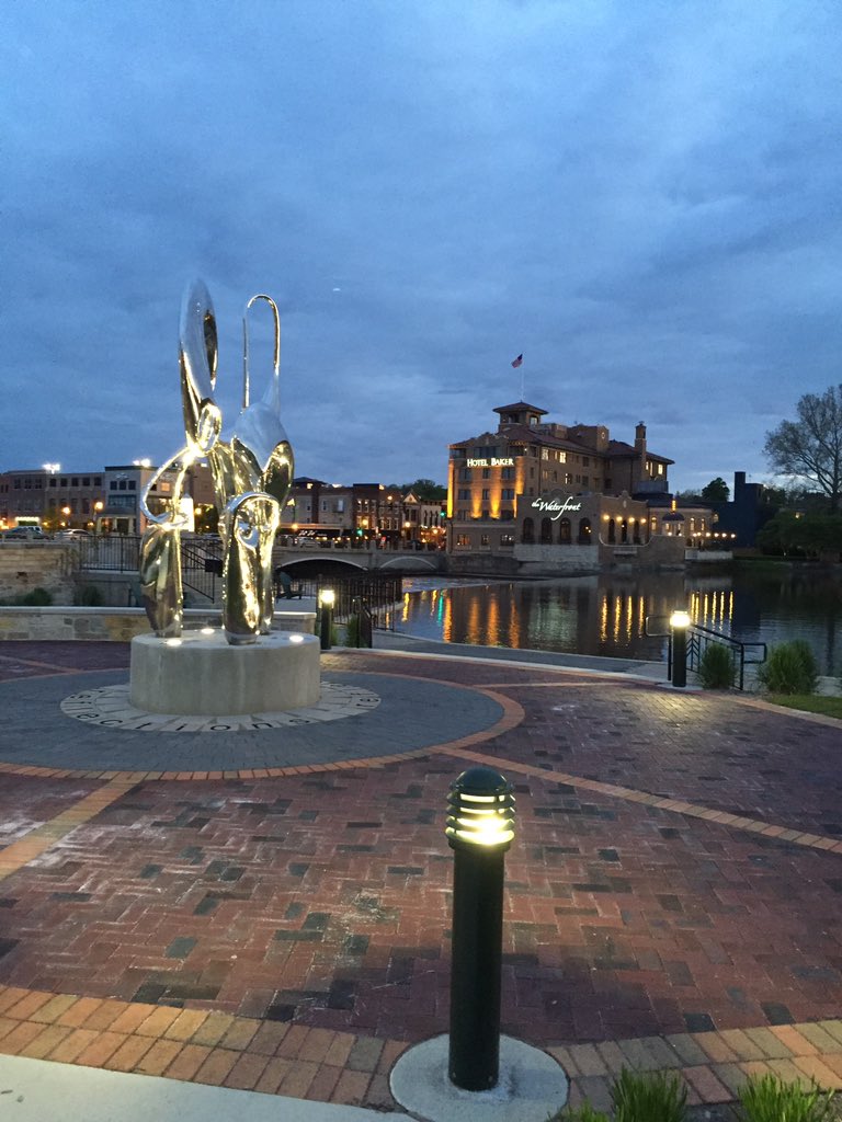 StcChamber1's tweet photo. Beautiful night in downtown St. Charles #nofilter #downtownstc #stc #stcil #foxriver https://t.co/yFObca2shU