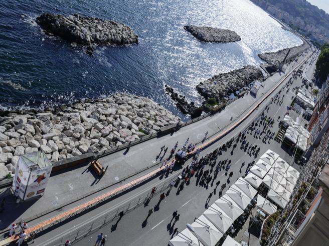 Corriere's tweet photo. Napoli da Guinness, sfornata   la pizza più lunga   del mondo Quasi 2 chilometri | Foto https://t.co/9j2auVUKcZ https://t.co/fT4R18wUMr