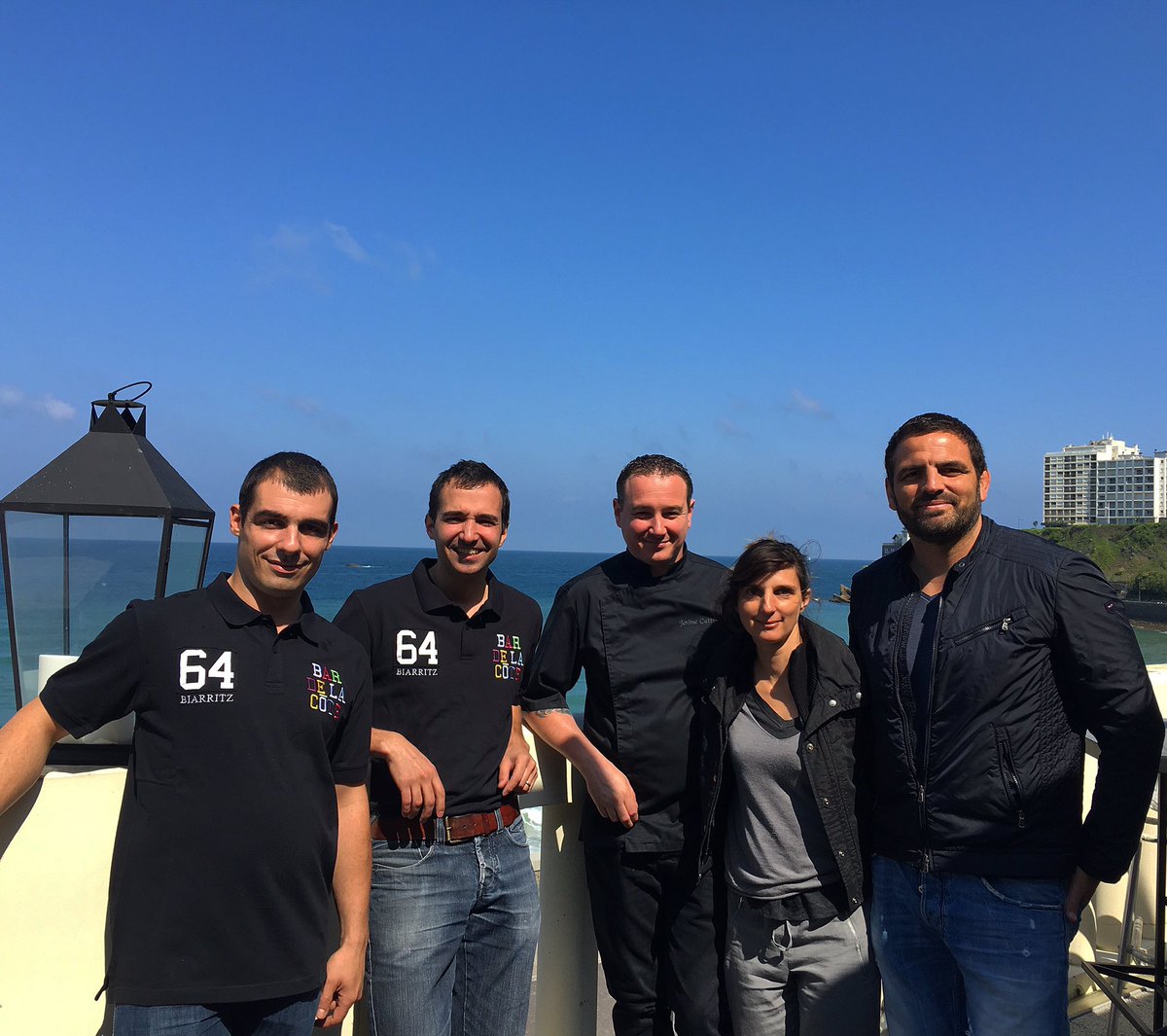 TonoByLacoste's tweet photo. La belle équipe de dimanche réunie sous un beau ciel bleu ☀️😃#rooftop #bardelacote #enmodebasque #biarritzpaysbasque https://t.co/FcdxJiYkVk