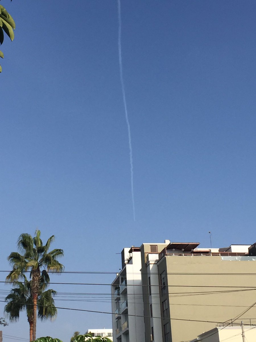 Carletus's tweet photo. Alguien sabe que eso que esta en el cielo que esta generando una estela hacia abajo?? @elcomercio @RPPNoticias https://t.co/WHbPBlJJbN