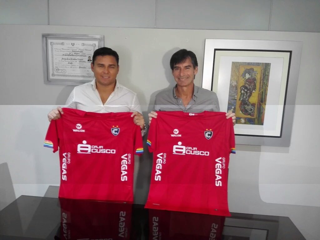 leivaita's tweet photo. Oscar Ibañez es el nuevo técnico de Cianciano del Cuzco. ¿Llevará al 'Papá' a Primera? #Cienciano #SegundaPeru https://t.co/HylBfBZ77E