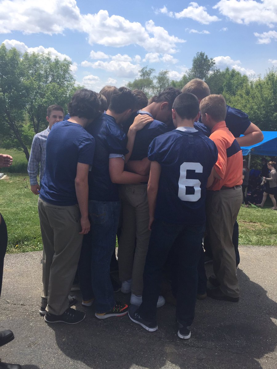 morganjo0124's tweet photo. A final farewell to Coach Roth 👼🏼💙     #RothStrong https://t.co/aSeUFzQs7P
