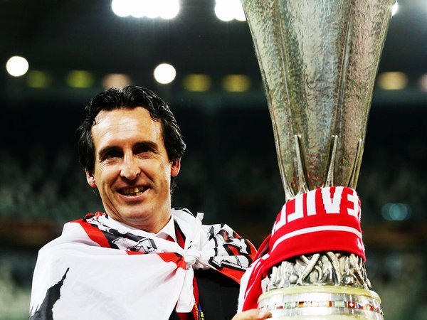 Dosis_Futbolera's tweet photo. El maestro de Sevilla. Unai Emery se convierte el primer entrenador en ser TRICAMPEÓN de la UEFA Europa League. https://t.co/NTwqOBY66D