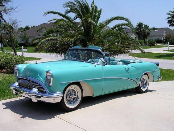 #ThrowbackThursday goes to this 1954 #BuickSkylark that was made for summer cruisin' 🌴 #CarLovers #ClassicCars